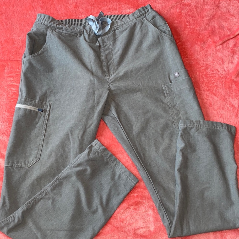 Women’s Figs scrub pants size M